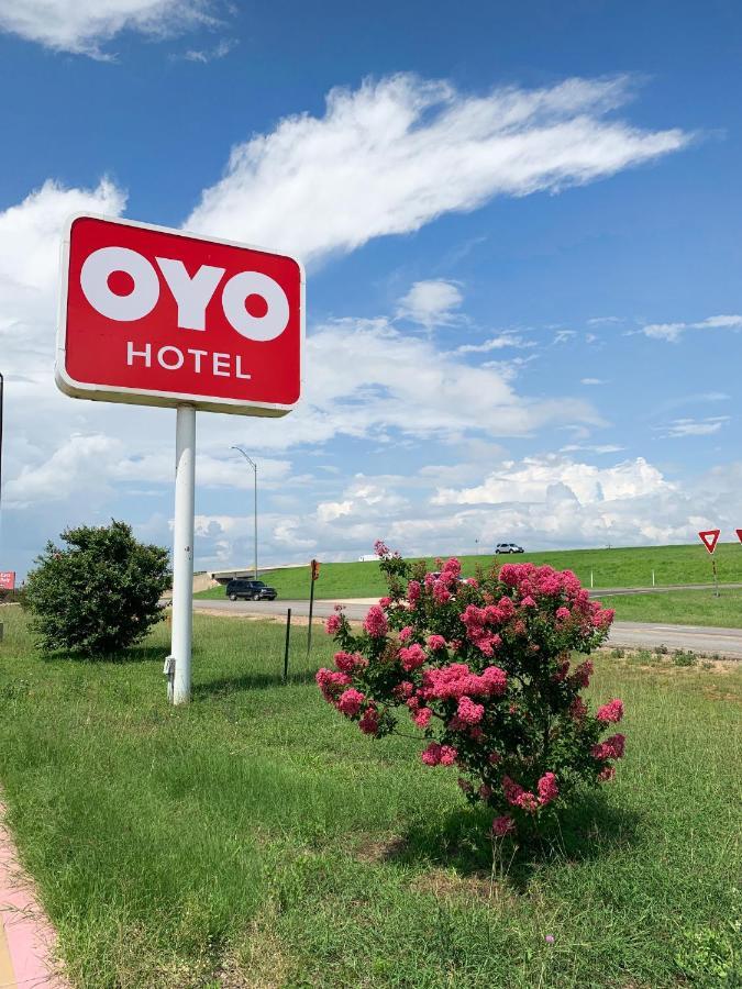 Oyo Hotel Pearsall I-35 West Exterior foto