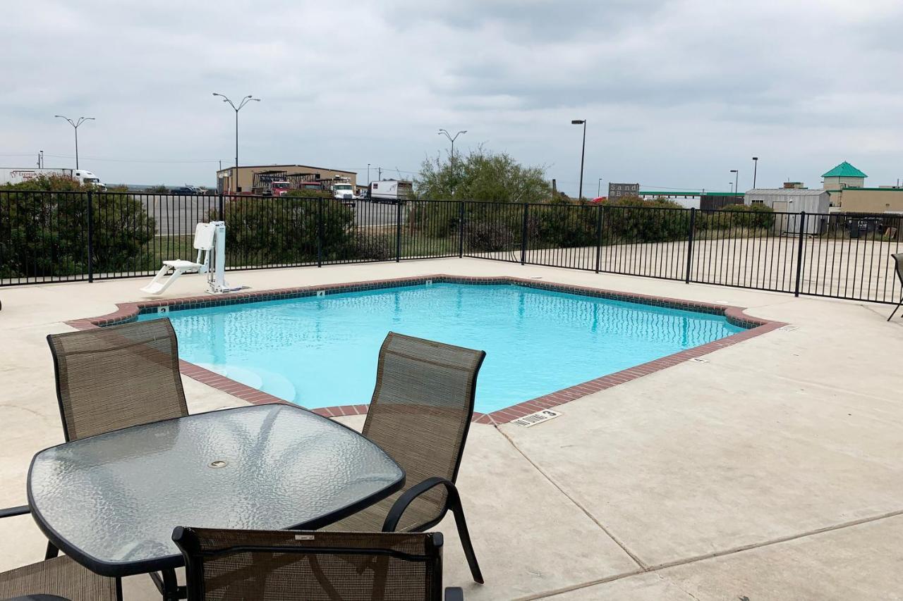Oyo Hotel Pearsall I-35 West Exterior foto