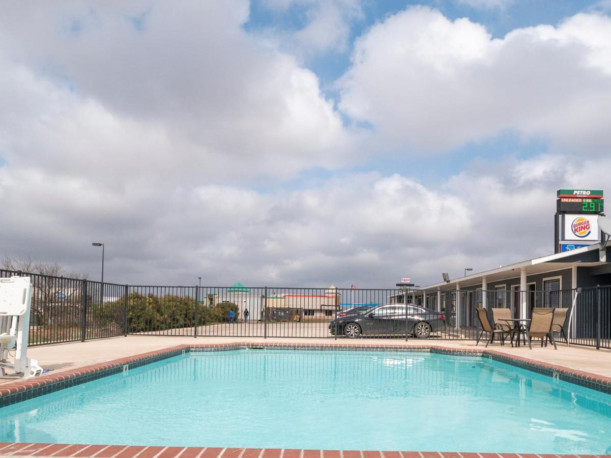 Oyo Hotel Pearsall I-35 West Exterior foto