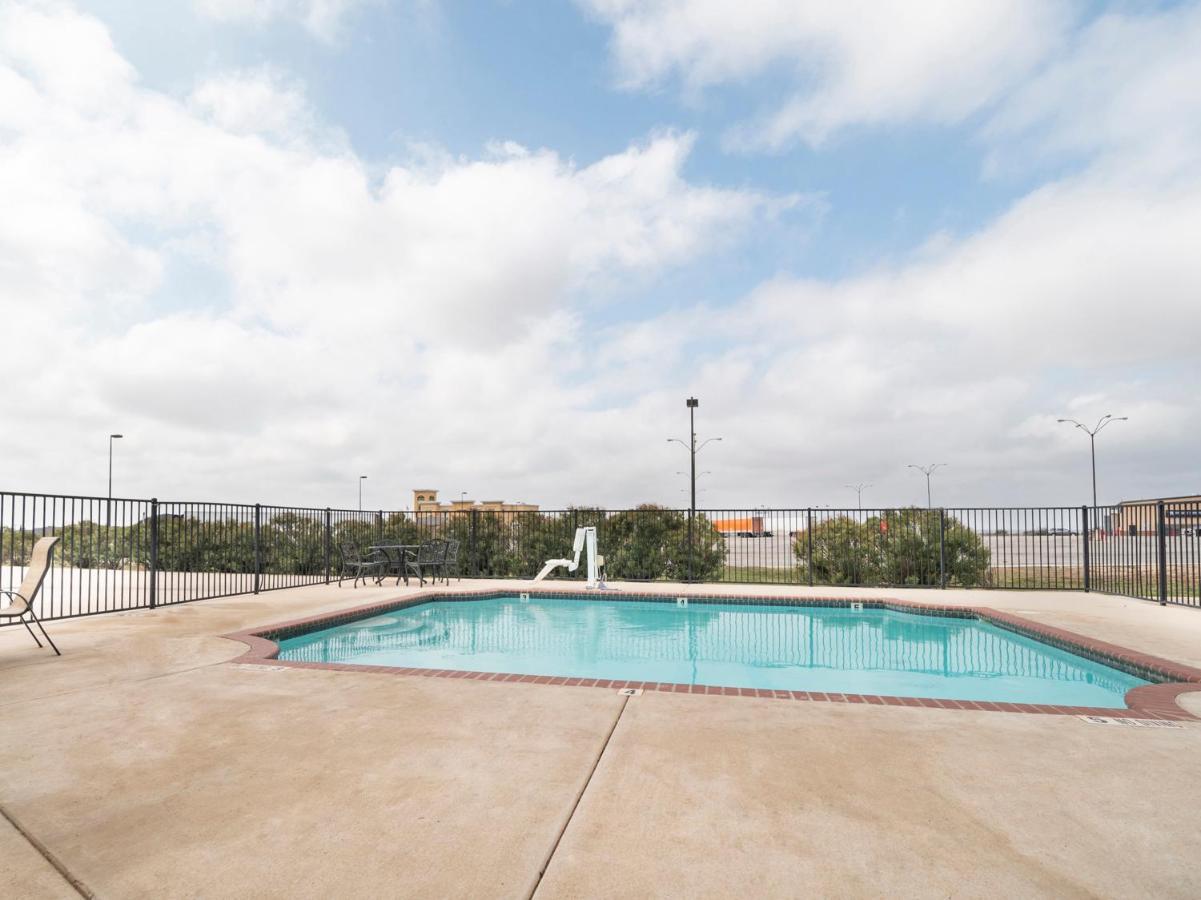 Oyo Hotel Pearsall I-35 West Exterior foto